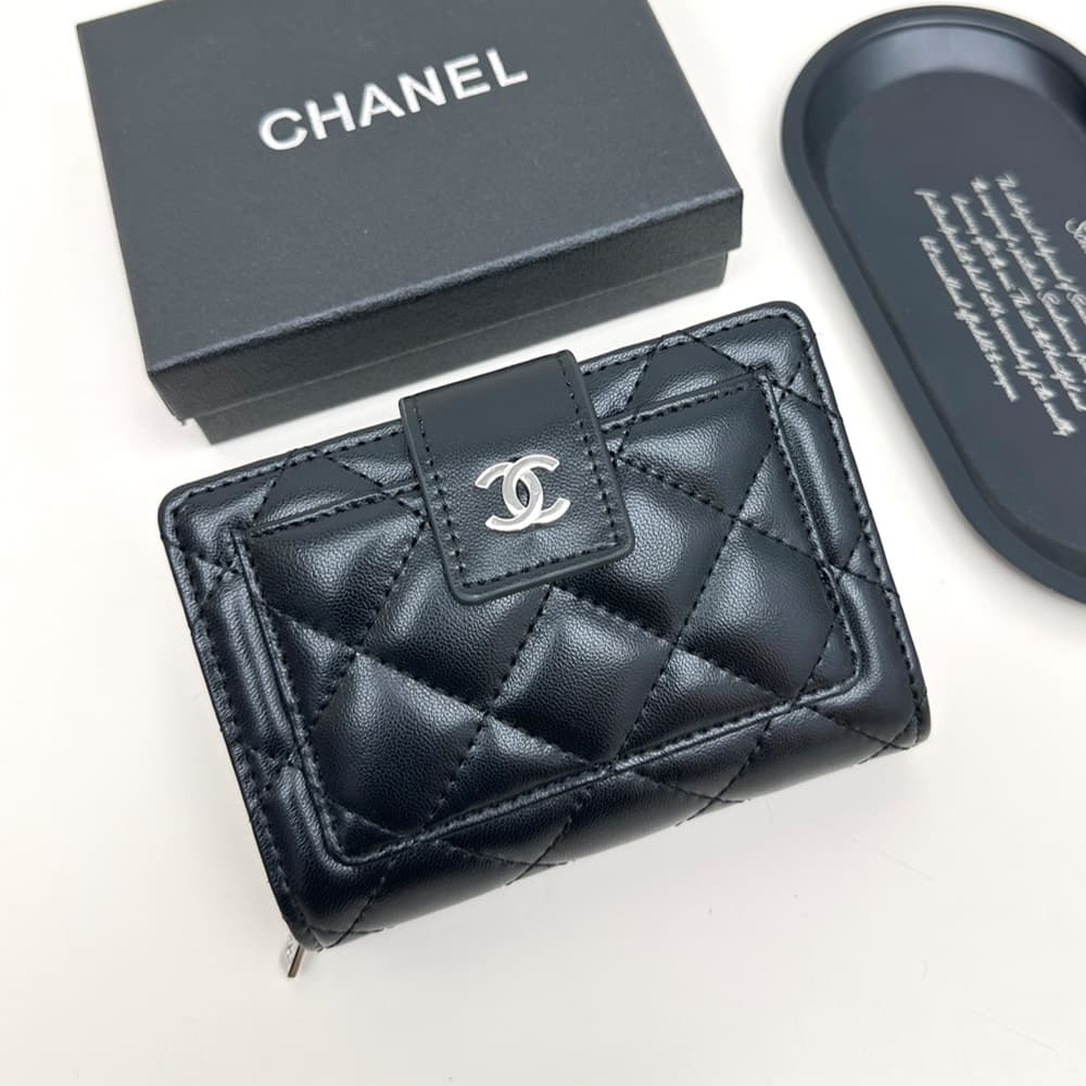 Chanel Black Quilted Leather Luxury Card Holder – Silver-toned CC Logo (7+ Card Slots & Zip Pocket)