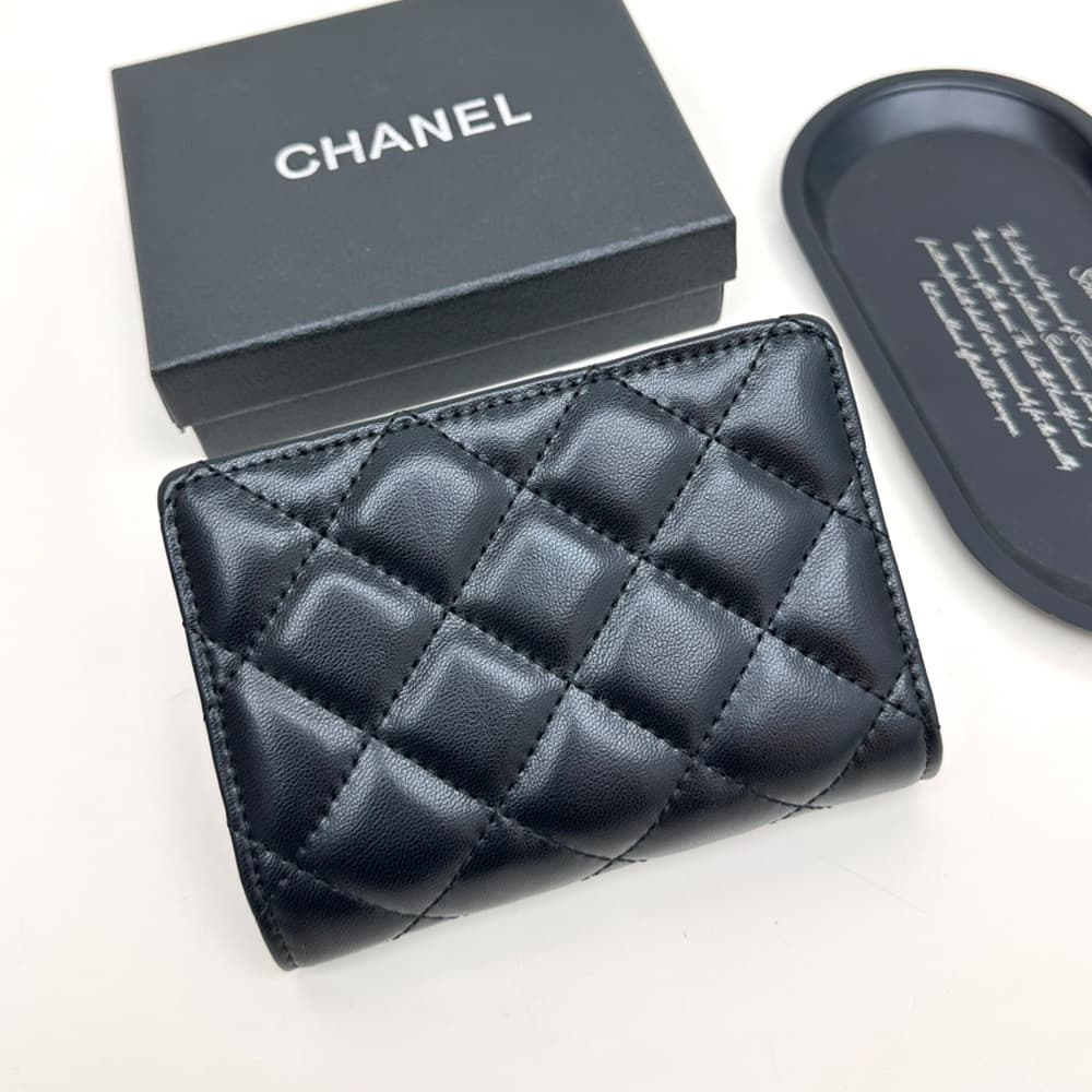 Chanel Black Quilted Leather Luxury Card Holder – Silver-toned CC Logo (7+ Card Slots & Zip Pocket)