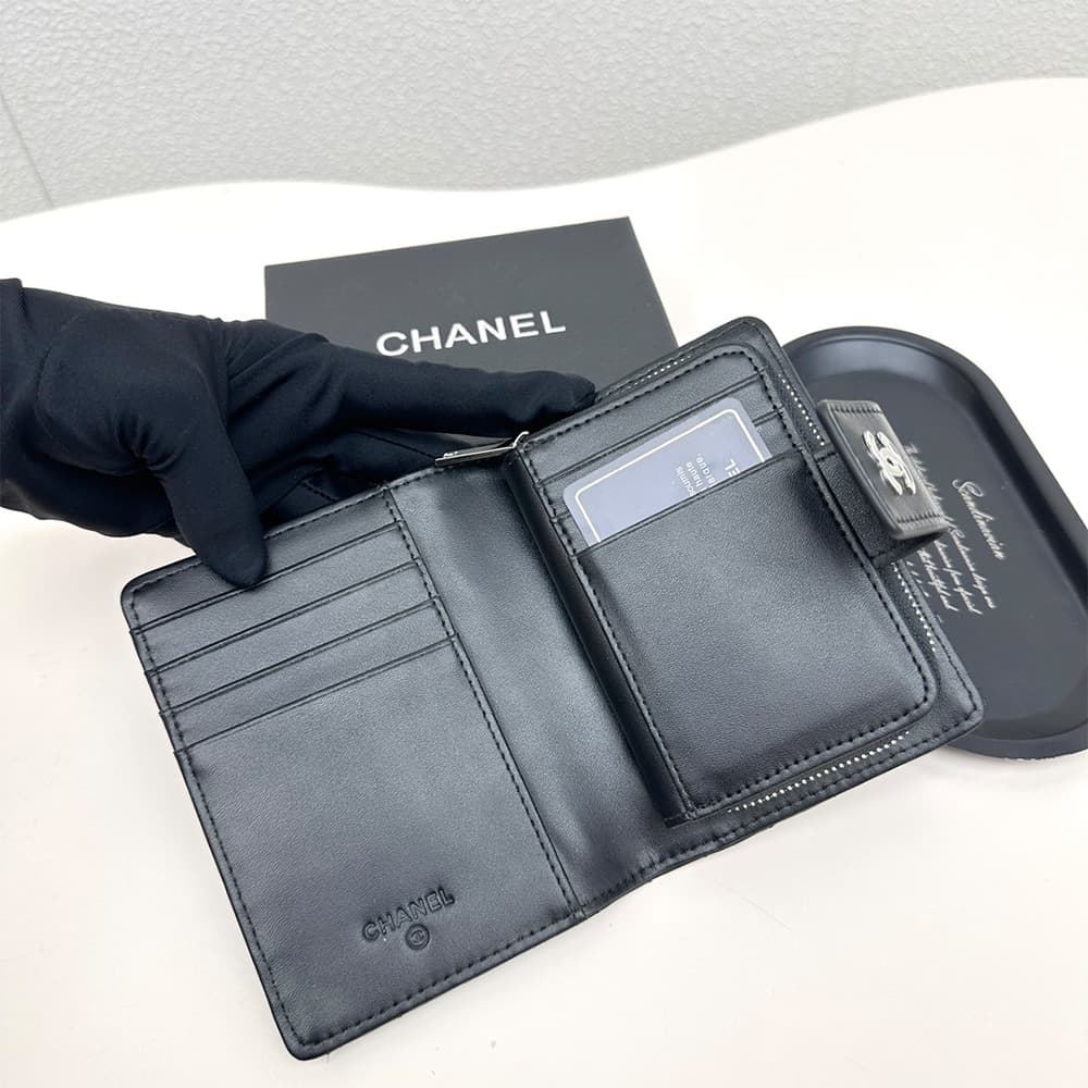 Chanel Black Quilted Leather Luxury Card Holder – Silver-toned CC Logo (7+ Card Slots & Zip Pocket)