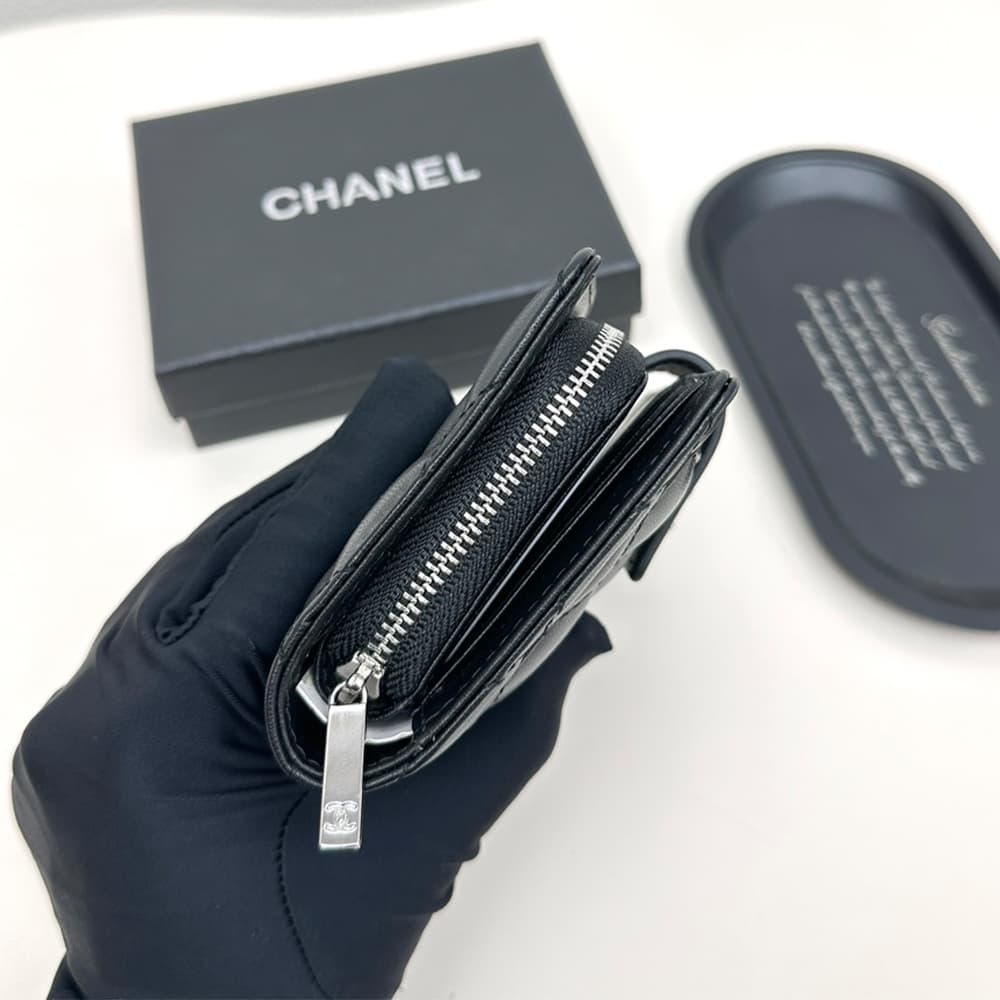 Chanel Black Quilted Leather Luxury Card Holder – Silver-toned CC Logo (7+ Card Slots & Zip Pocket)