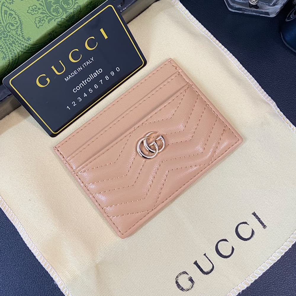 Gucci Wave Quilted Leather Luxury Card Holder – Gold-toned GG Logo (5 Card Slots)